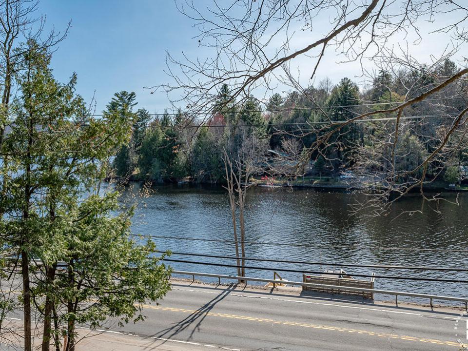 CozyHomeOnLakeFlower_Balcony_View