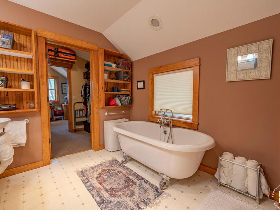 CozyHomeOnLakeFlower_Bathroom1_Tub