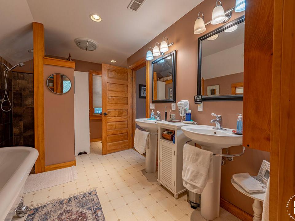 CozyHomeOnLakeFlower_Bathroom1_Vanities