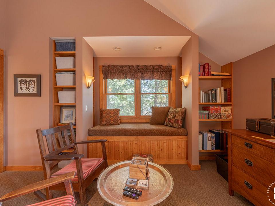CozyHomeOnLakeFlower_Bedroom1_DayBed