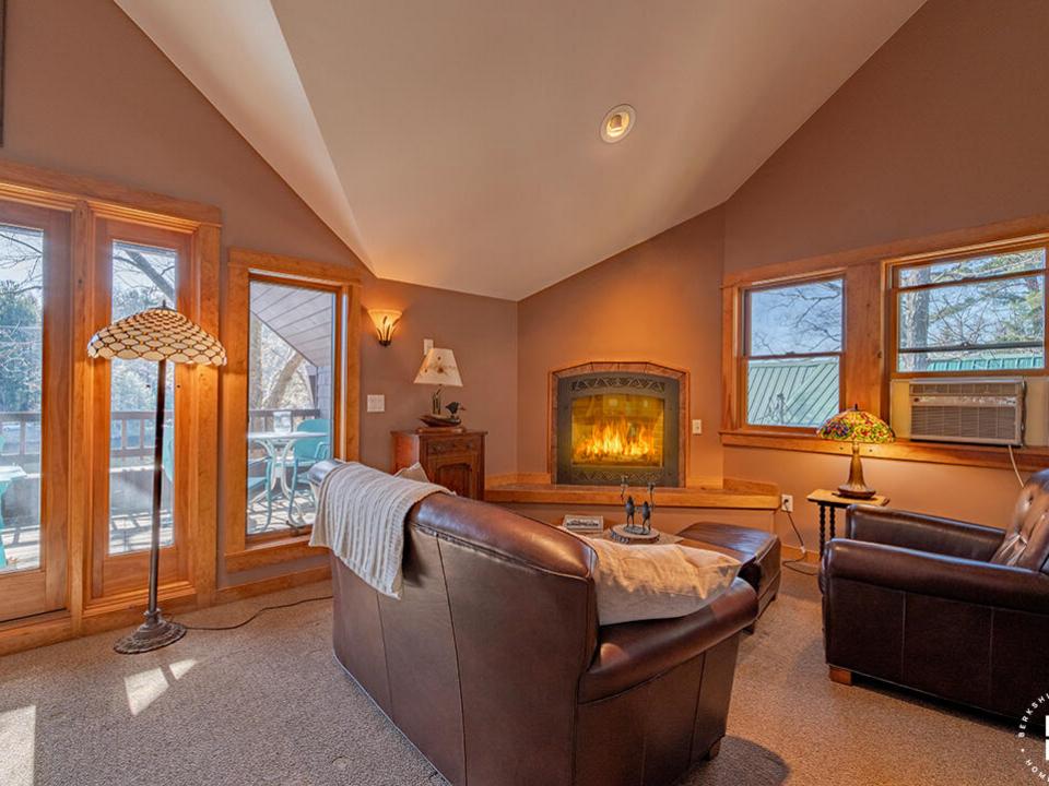 CozyHomeOnLakeFlower_Bedroom1_SittingAre