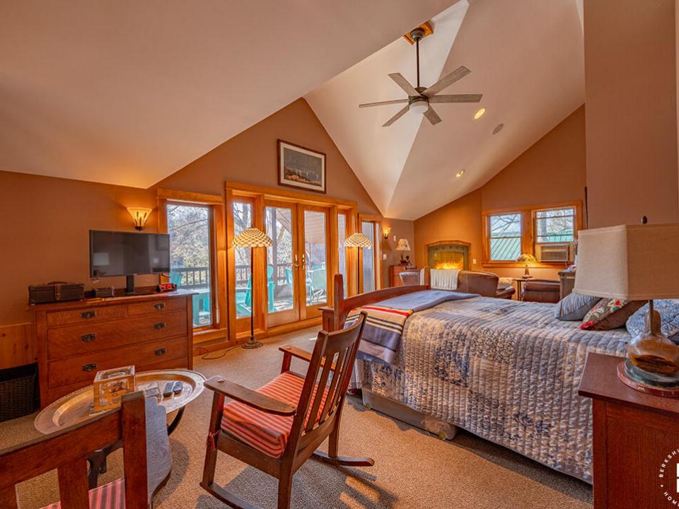 CozyHomeOnLakeFlower_Bedroom1_To_Balcony