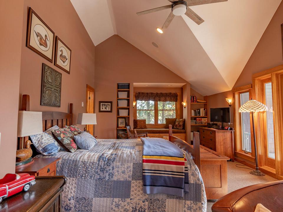CozyHomeOnLakeFlower_Bedroom1_V