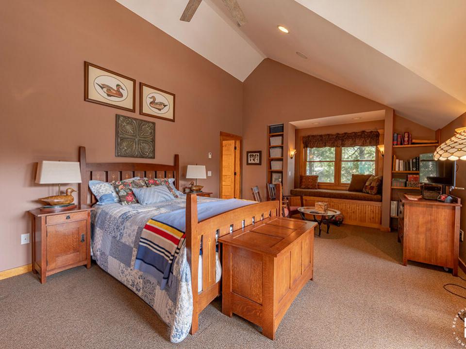 CozyHomeOnLakeFlower_Bedroom1