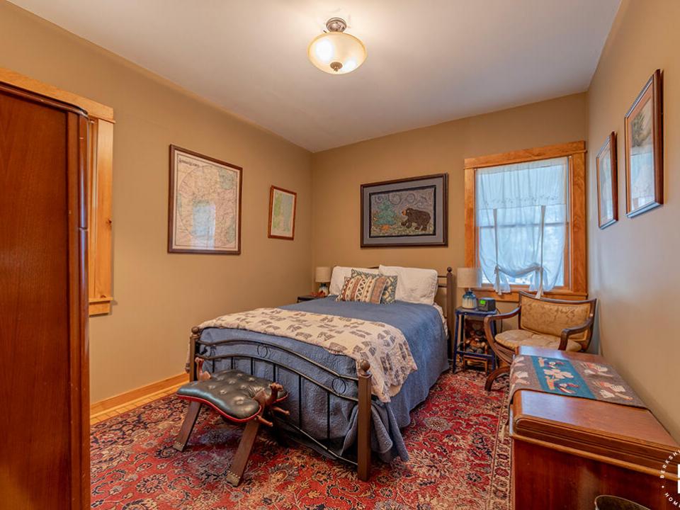 CozyHomeOnLakeFlower_Bedroom2