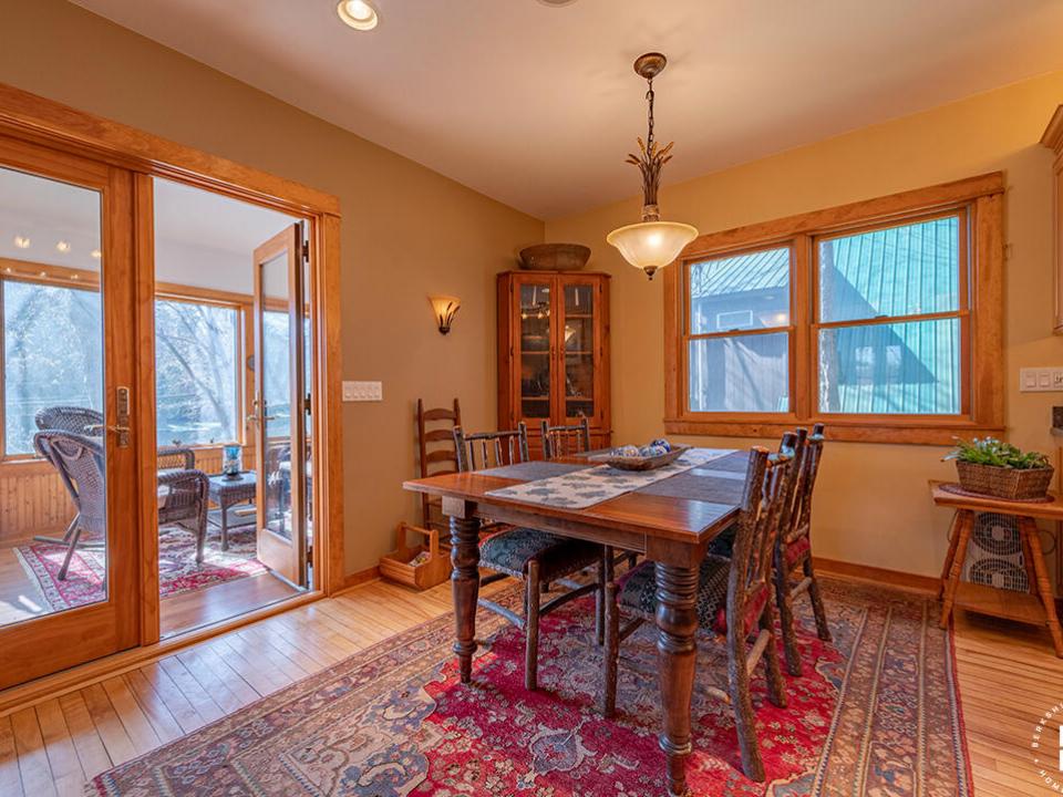 CozyHomeOnLakeFlower_DiningRoom