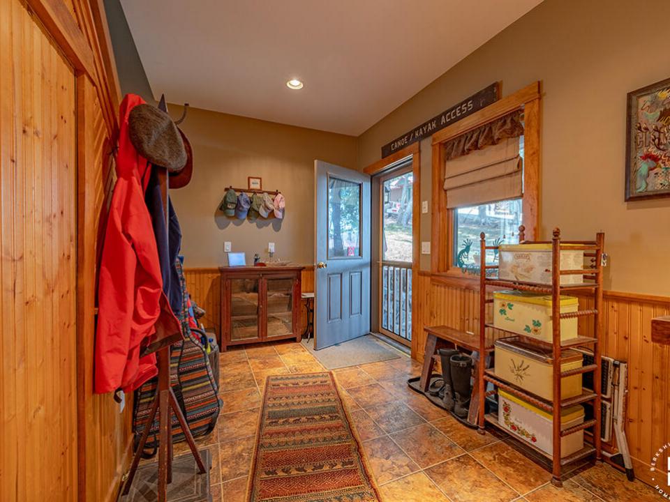 CozyHomeOnLakeFlower_Entry