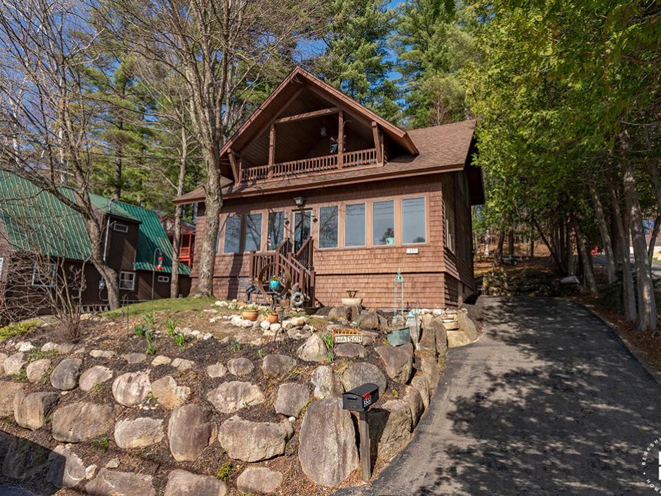 CozyHomeOnLakeFlower_Exterior
