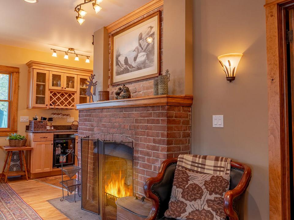 CozyHomeOnLakeFlower_Fireplace