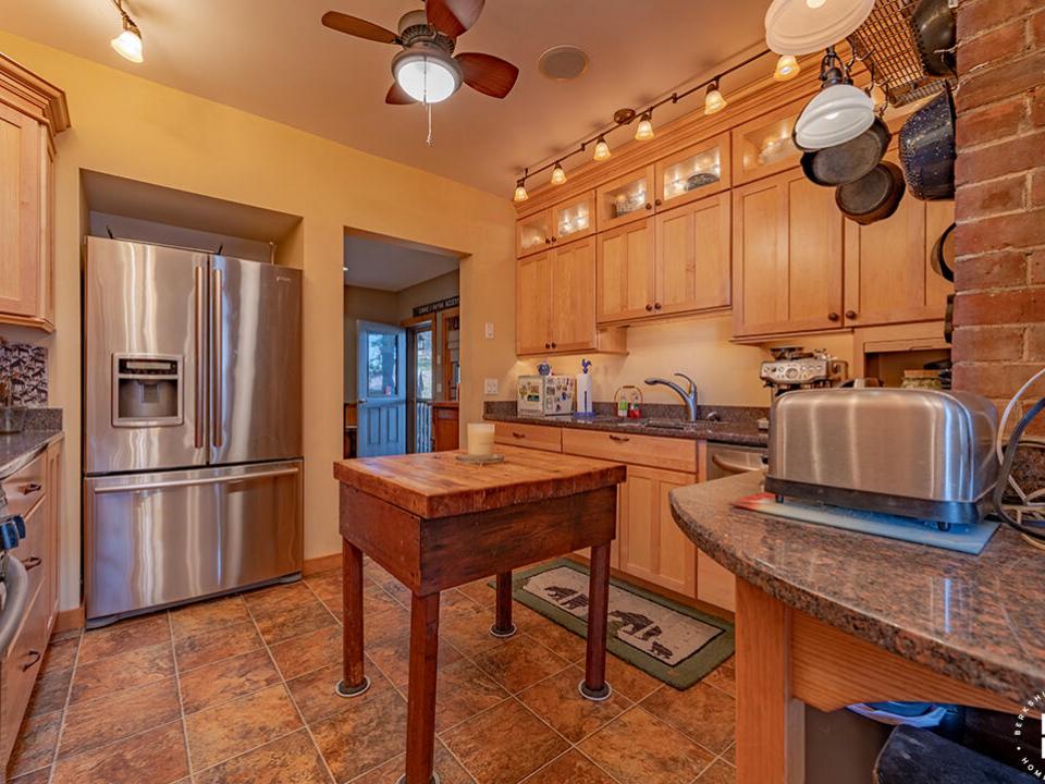 CozyHomeOnLakeFlower_Kitchen