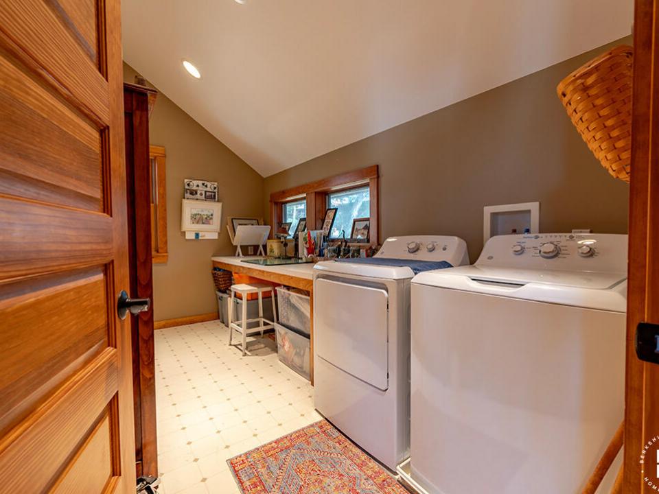 CozyHomeOnLakeFlower_Laundry_ArtStudio