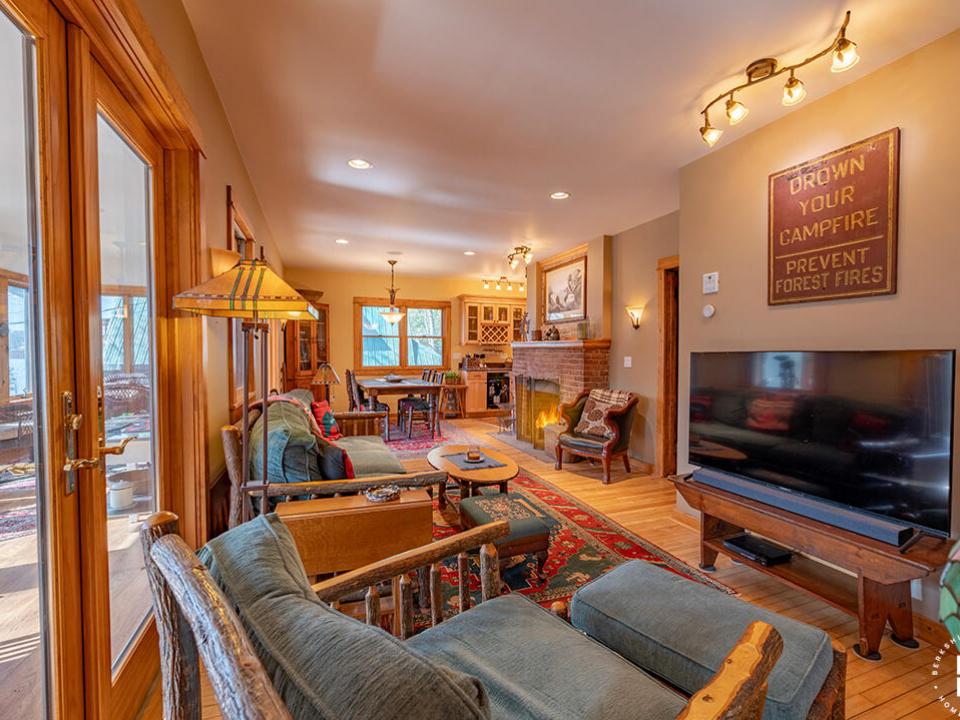 CozyHomeOnLakeFlower_LivingRoom_DiningRo