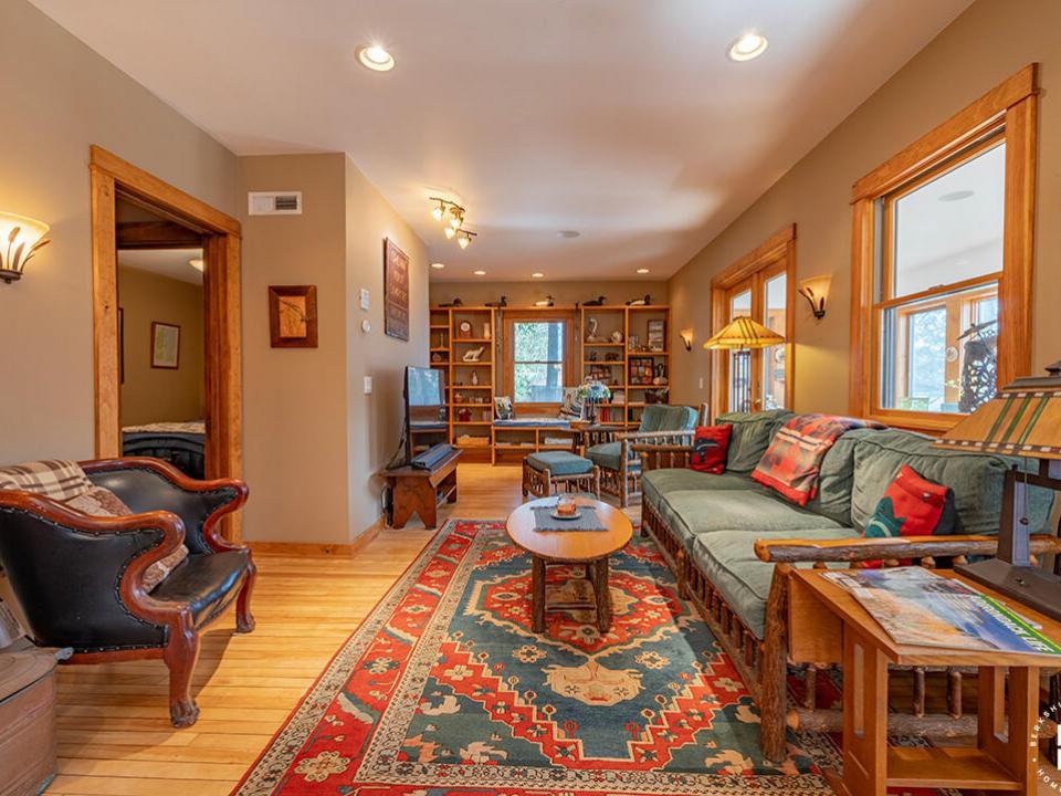 CozyHomeOnLakeFlower_LivingRoom