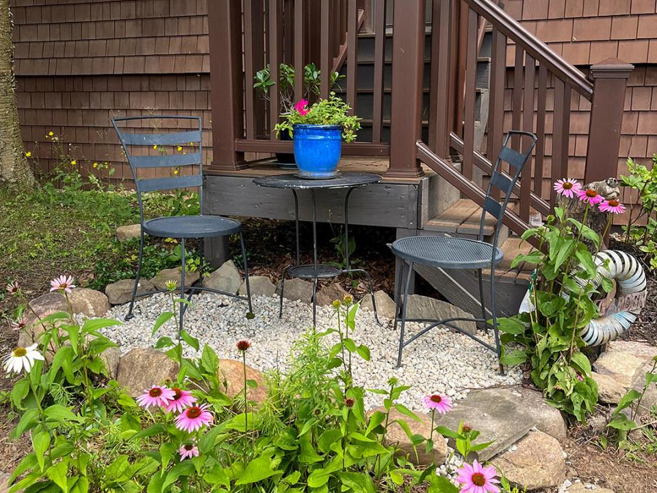 CozyHomeOnLakeFlower_O_PinkFlowers_Sunro