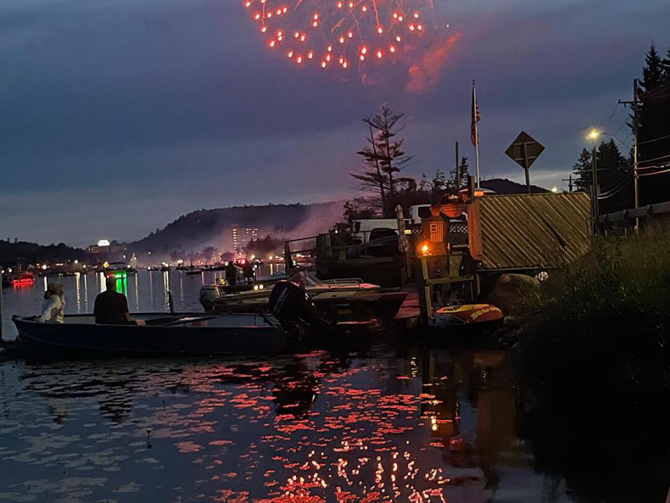 CozyHomeOnLakeFlower_O_Fireworks