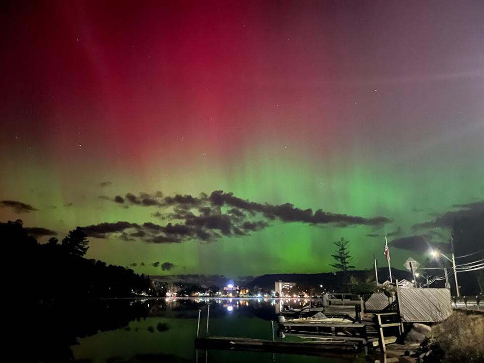 CozyHomeOnLakeFlower_O_NorthernLights