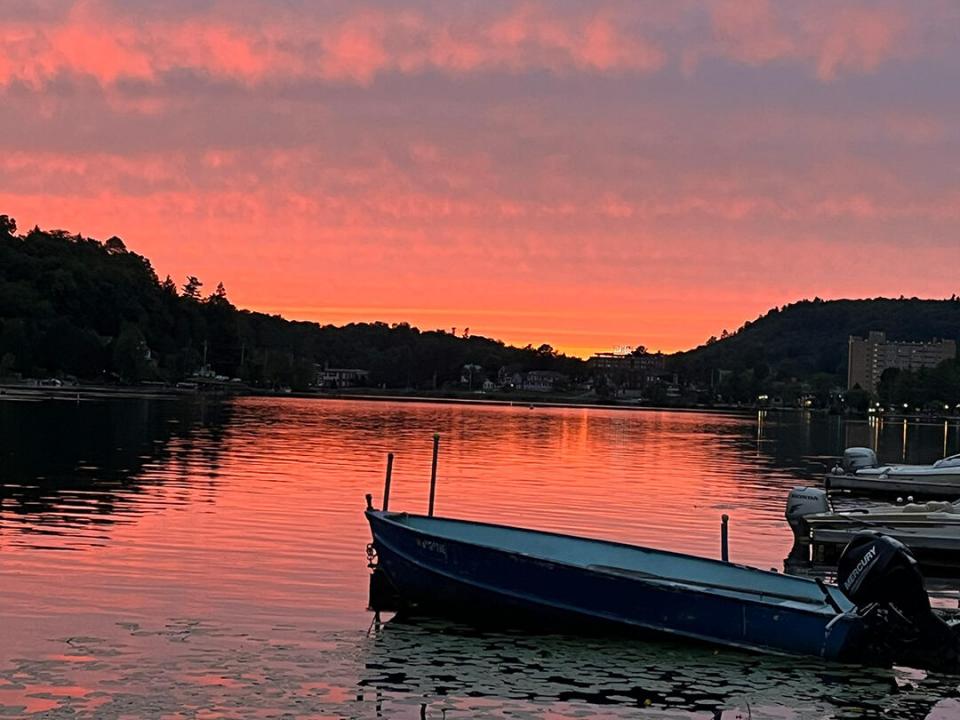 CozyHomeOnLakeFlower_O_Sunset