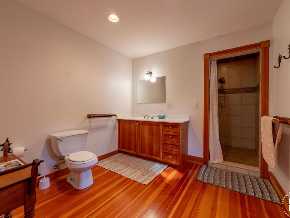 KeeneHomeOnRoundTop_Bathroom1