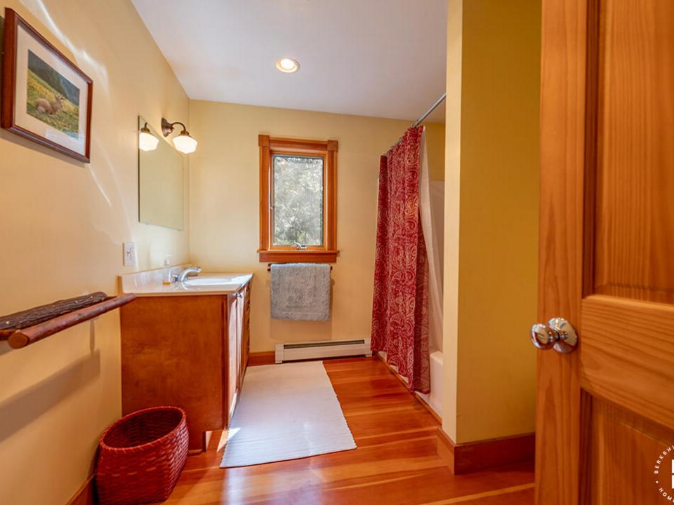 KeeneHomeOnRoundTop_Bathroom2