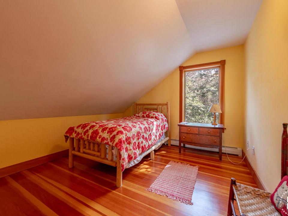 KeeneHomeOnRoundTop_Bedroom2