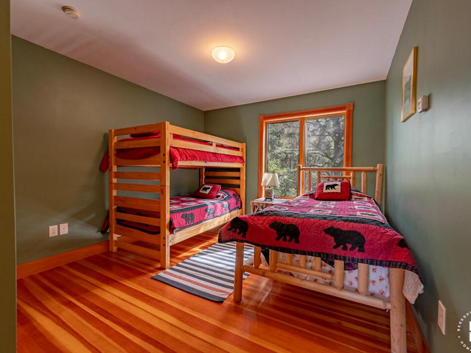 KeeneHomeOnRoundTop_Bedroom3