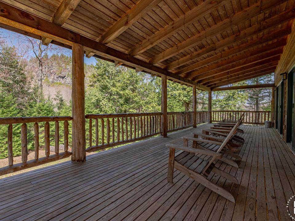 KeeneHomeOnRoundTop_CoveredPorch_L