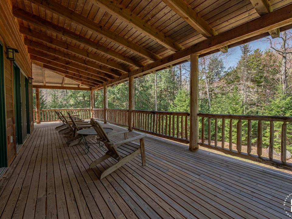 KeeneHomeOnRoundTop_CoveredPorch_R