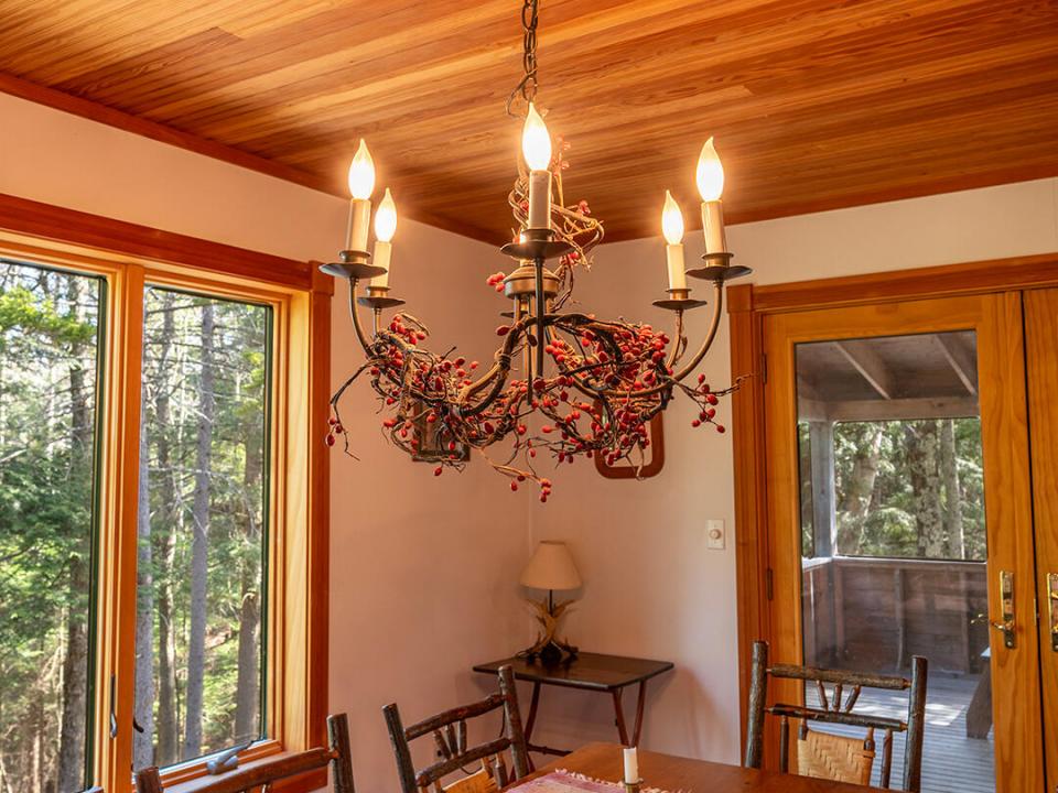 KeeneHomeOnRoundTop_DiningRoom_Chandelie