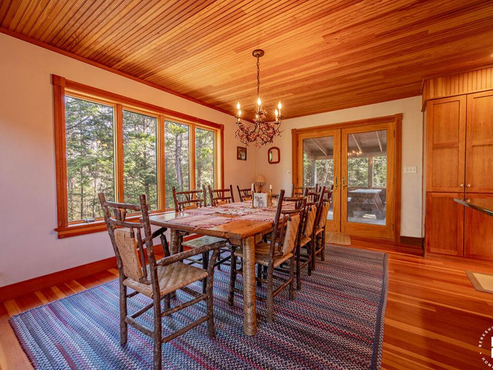 KeeneHomeOnRoundTop_DiningRoom