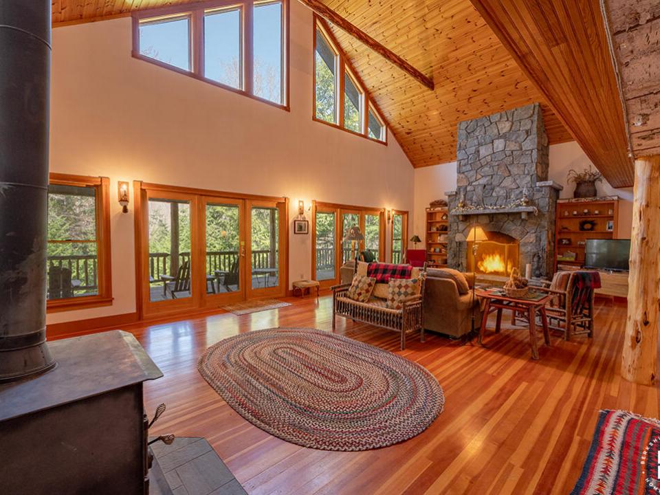 KeeneHomeOnRoundTop_GreatRoom_L