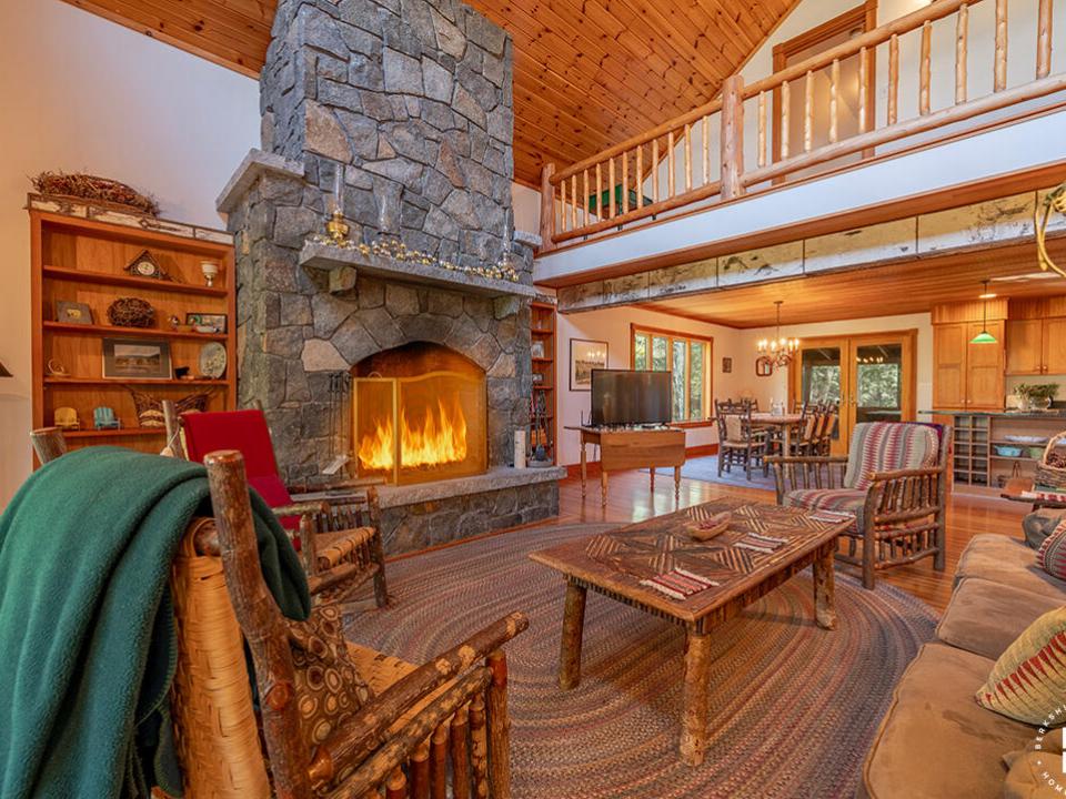 KeeneHomeOnRoundTop_GreatRoom_SittingAre