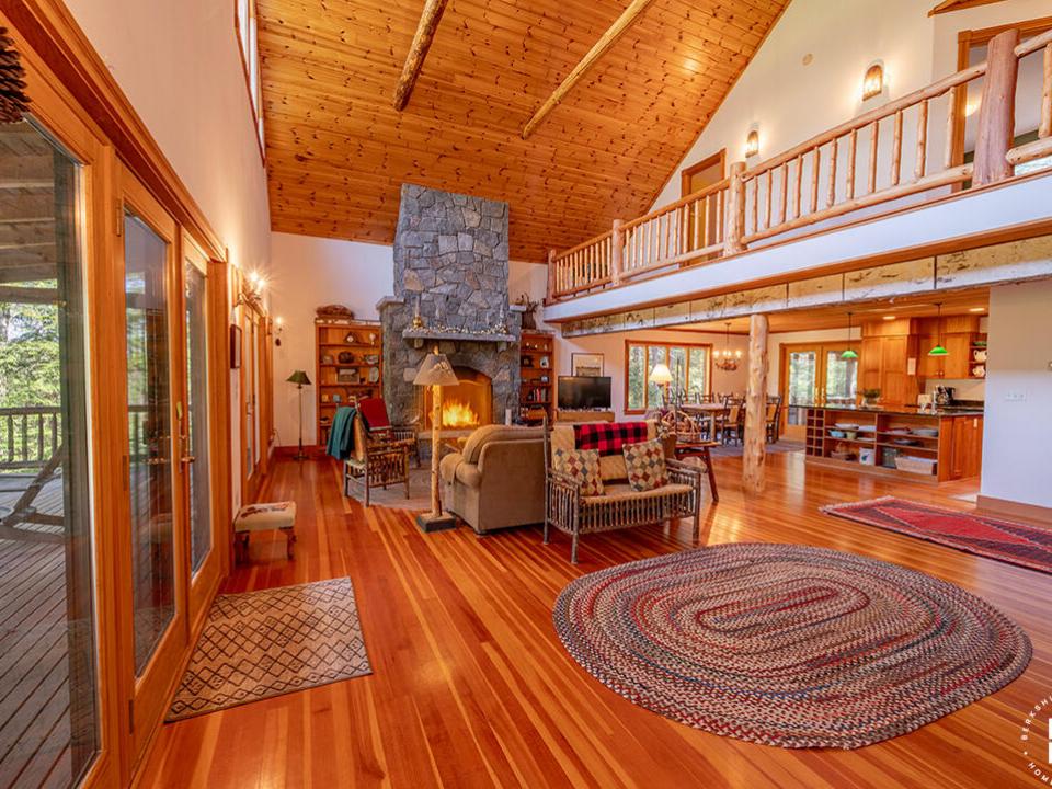 KeeneHomeOnRoundTop_GreatRoom_To_Balcony