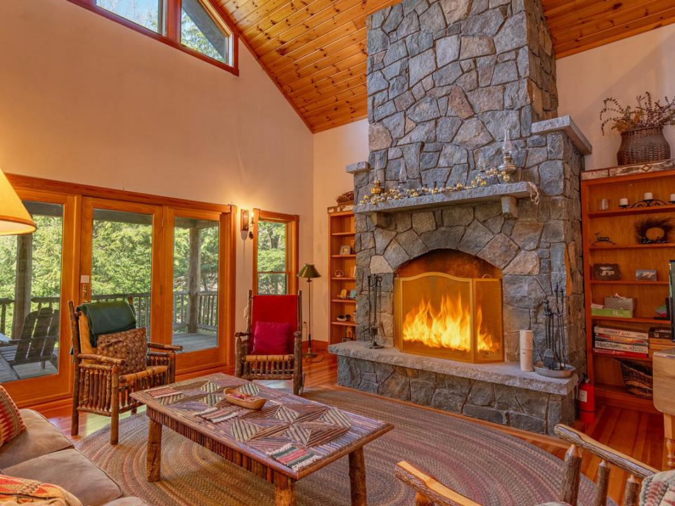 KeeneHomeOnRoundTop_GreatRoom_V