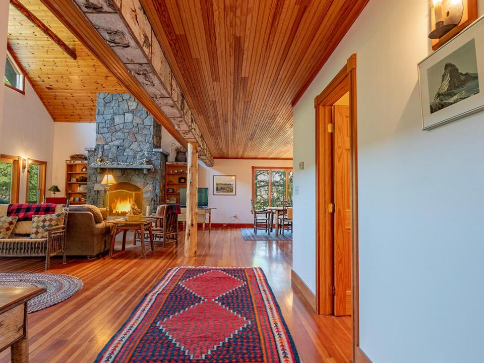 KeeneHomeOnRoundTop_Hallway_To_GreatRoom