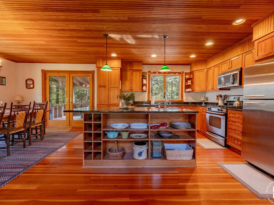 KeeneHomeOnRoundTop_Kitchen_Island