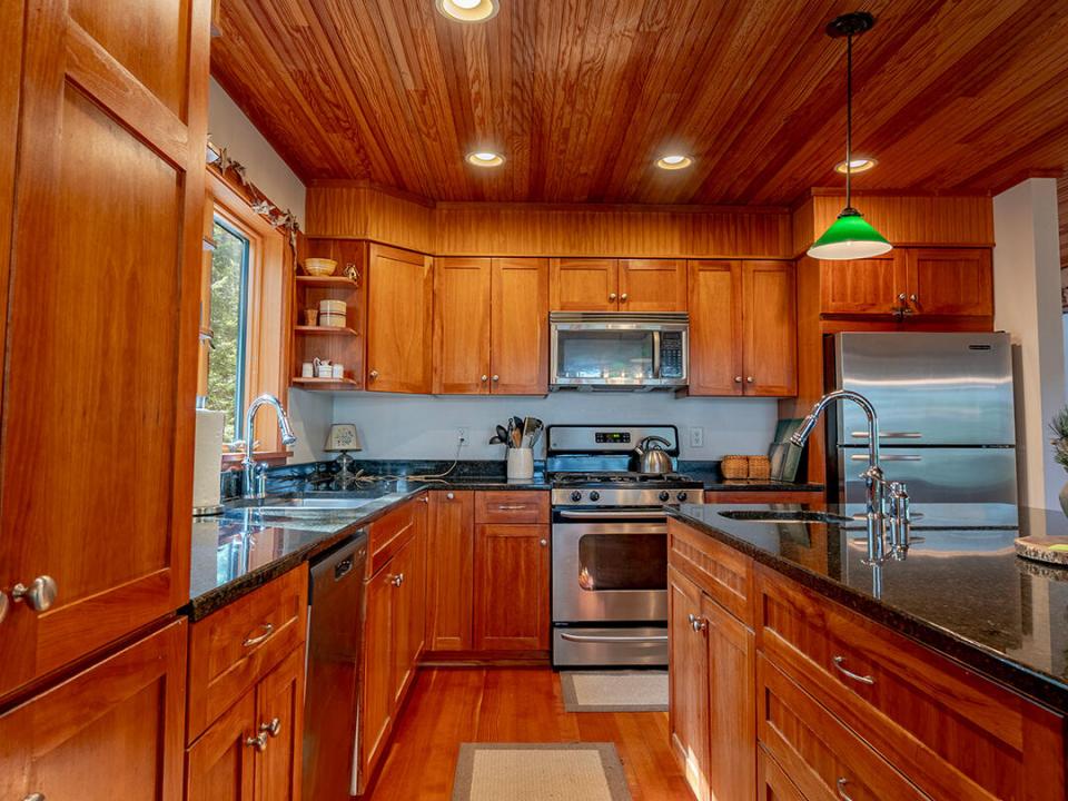KeeneHomeOnRoundTop_Kitchen_V