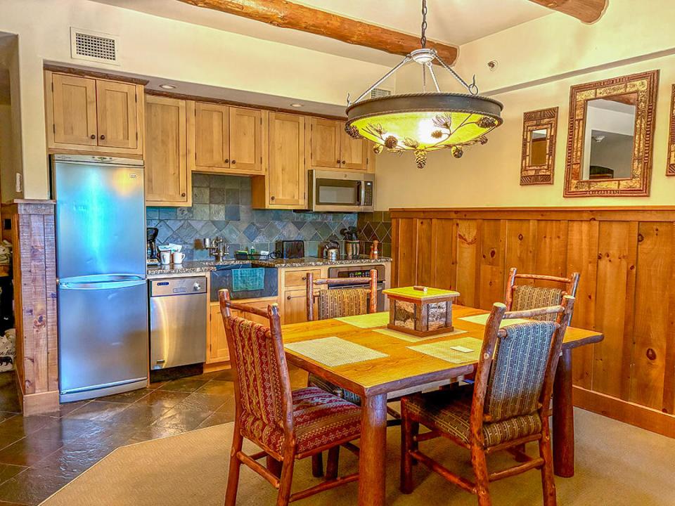 WFLodge227_DiningRoom_Kitchen