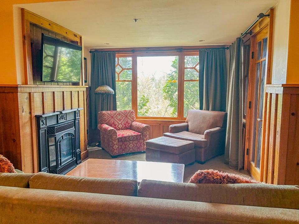 WFLodge227_LivingRoom_Couch