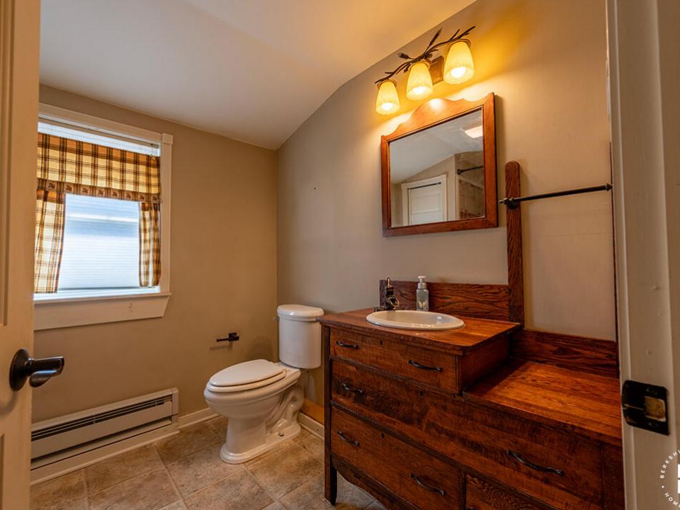 ChaletInWestport_Bathroom1