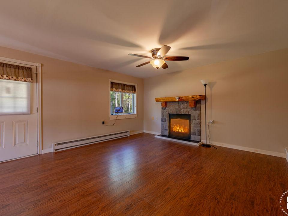 ChaletInWestport_LivingRoom_R