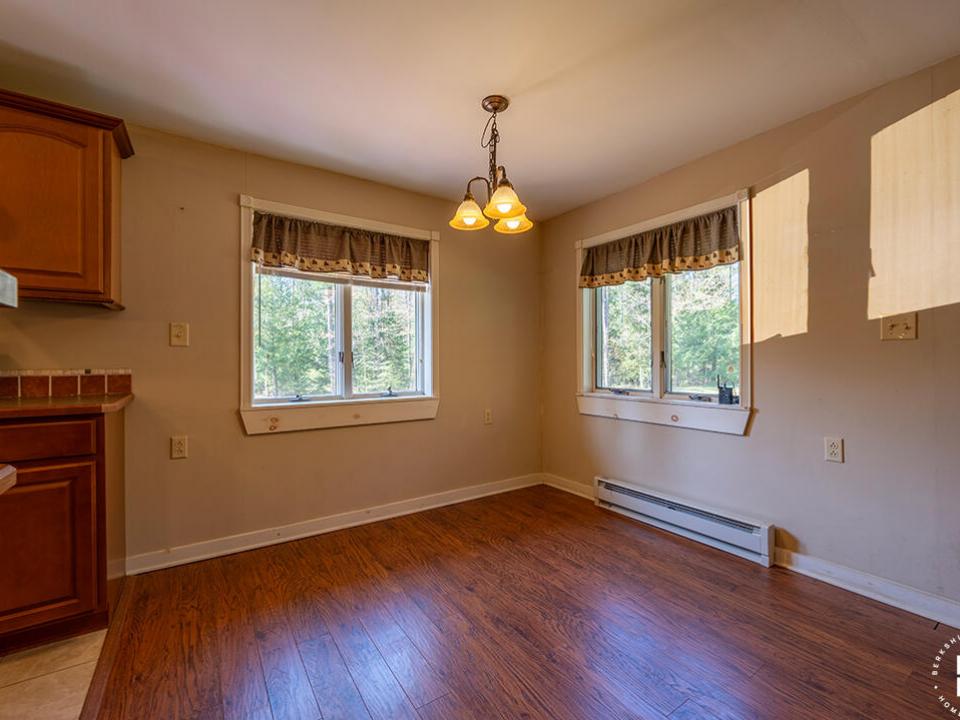 ChaletInWestport_DiningRoom