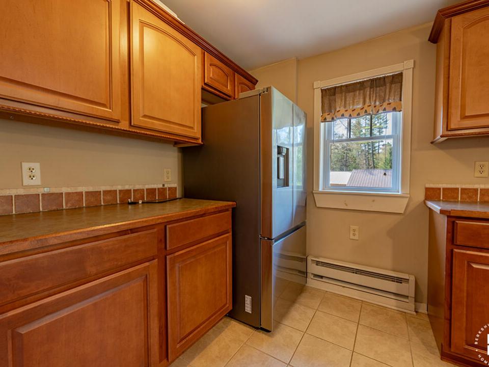 ChaletInWestport_Kitchen_Fridge