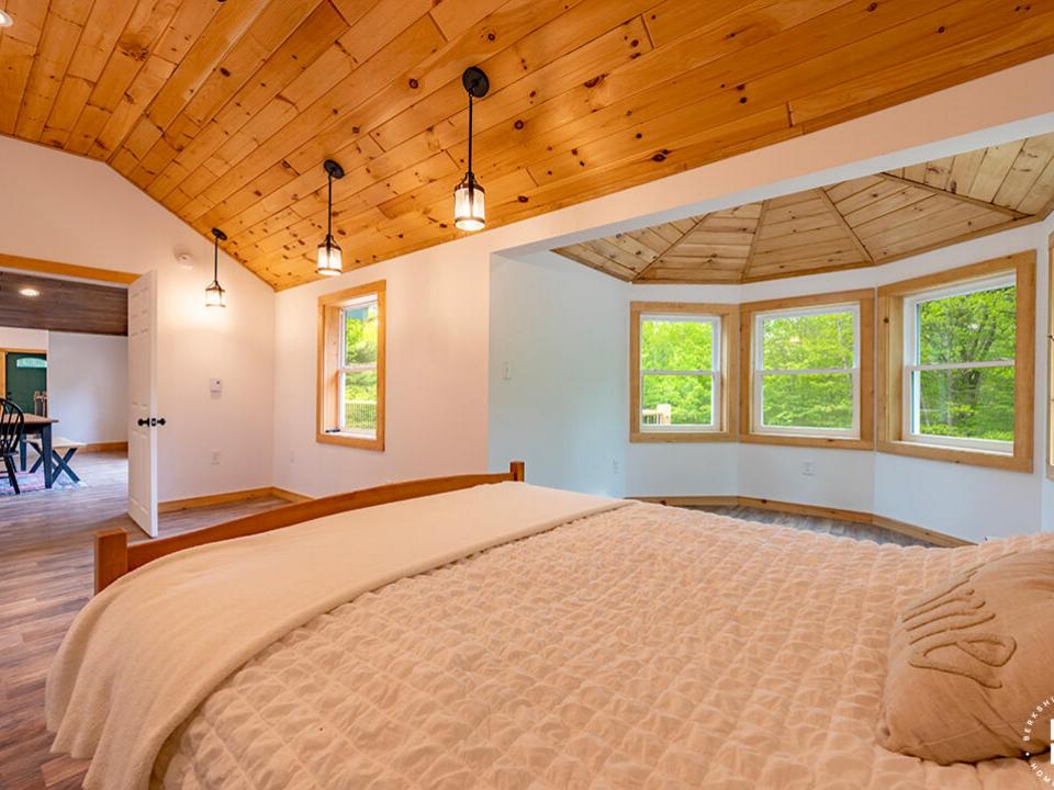 NewlyRenovatedHomeInJay_Bedroom1_Bed