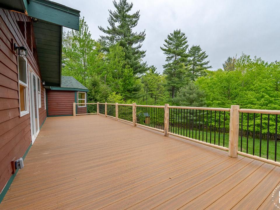 NewlyRenovatedHomeInJay_Deck_R