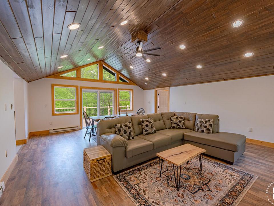 NewlyRenovatedHomeInJay_LivingRoom_Dinin