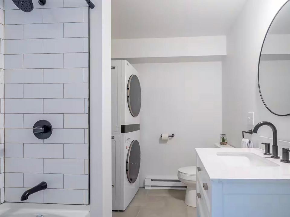 JayHomeOnCedar_Bathroom2