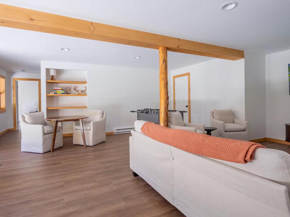 JayHomeOnCedar_GameRoom_From_Stairs