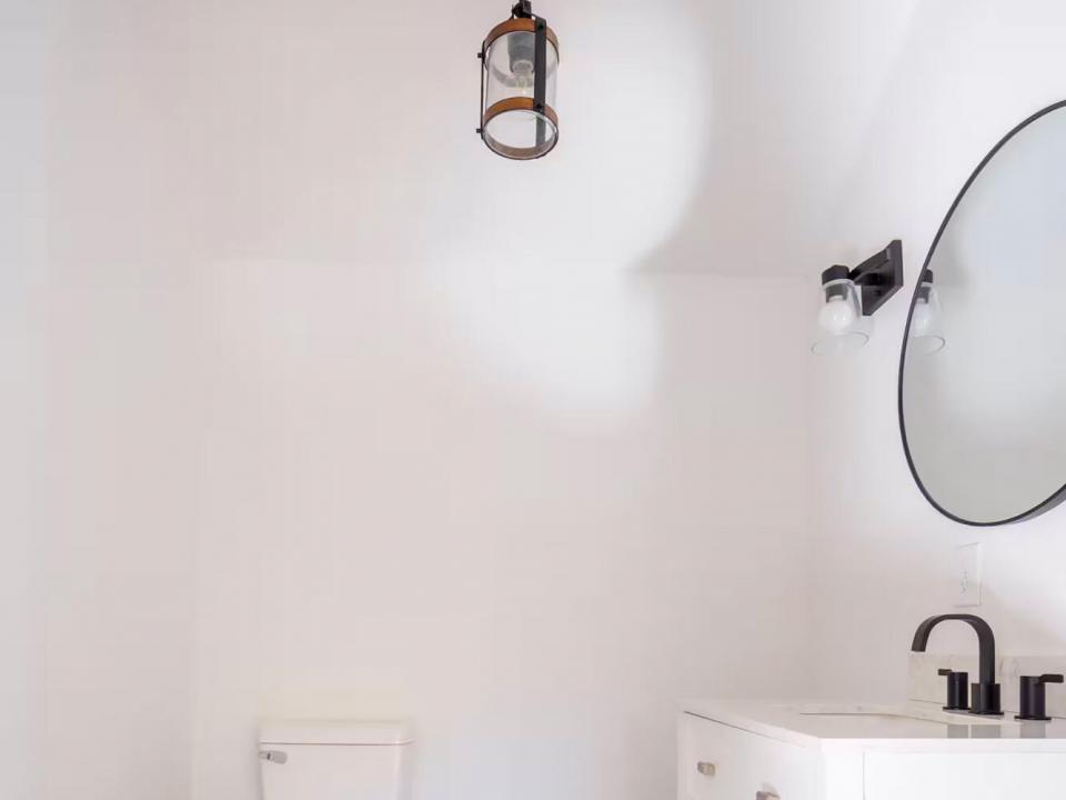 JayHomeOnCedar_Half_Bath