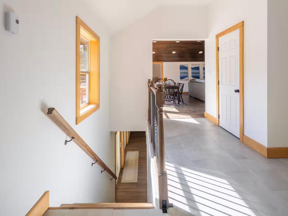 JayHomeOnCedar_Stairway