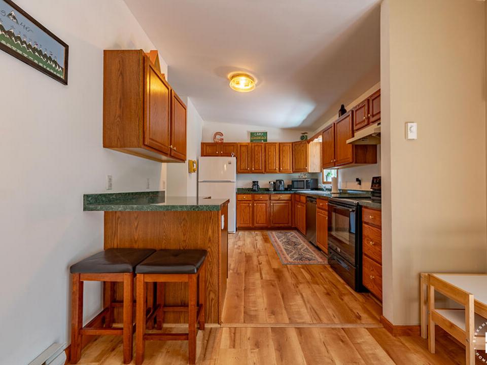 RanchOnTrillium_Kitchen_BreakfastBar